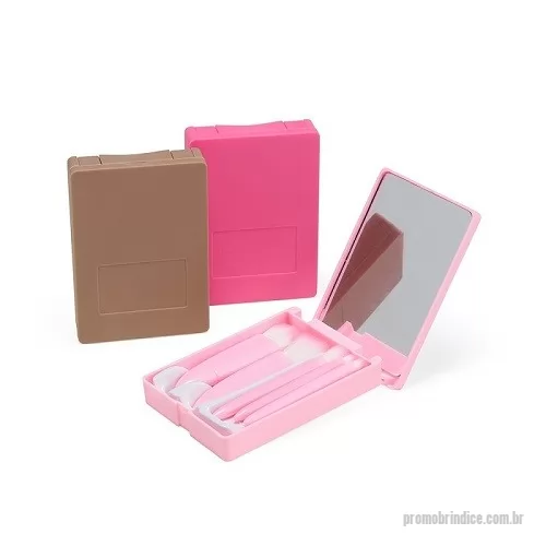 Kit feminino personalizado - Kit Pincel 5 Peças Tudo o que você precisa para uma maquiagem perfeita! Com estojo prático em plástico com trava, espelho e 5 pincéis, é possível se maquiar a qualquer hora e lugar. Cada pincel tem uma função: o de corretivo para suavizar imperfeições, o de esfumar para um olhar natural, e o de batom para aplicação precisa. Esse kit é perfeito para deixar a beleza sempre em dia. Altura : 10,4 cm x Largura : 7,5 cm x Espessura : 2,1 cm Peso aproximado (g): 75