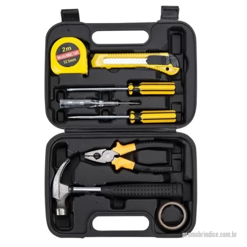 Kit ferramenta personalizado - Kit ferramenta 8 peças em estojo plástico. Maleta plástica com detalhe retangular no centro frontal e verso liso, possui texturização no estojo e duas travas superiores. Acompanha: fita isolante, martelo, alicate, chave Philips, chave teste, chave de fenda, trena 2 metros e estilete.  Altura :  17,6 cm  Largura :  24,8 cm  Espessura :  5,5 cm  Medidas aproximadas para gravação (CxL):  4,3 cm x 8,8 cm  Peso aproximado (g):  746