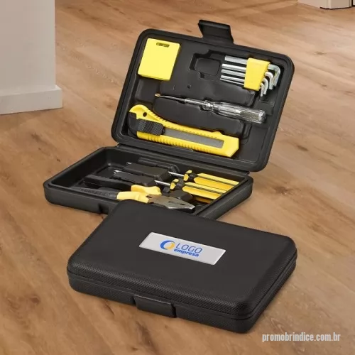 Kit ferramenta personalizado - Kit ferramenta 11 peças em estojo plástico. Maleta plástica com detalhe retangular no centro frontal e verso com o detalhe na lateral inferior, possui texturização no estojo e uma trava superior. Acompanha: conjunto de 5 chaves Allen, trena de 1 metro, chave teste, estilete, chave Philips, chave de fenda e alicate.