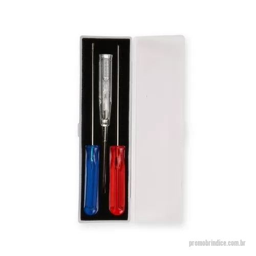 Kit ferramenta personalizado - Descrição: Kit ferramentas com três chaves de cabo plástico, haste e ponta metálicas. Contém chave de fenda, chave Phillips e chave de teste. Acompanha estojo plástico com espuma removível para acomodar as ferramentas.  Largura :  5 cm  Comprimento :  18,2 cm  Espessura :  2 cm  Medidas aproximadas para gravação (CxL):  16 cm x 4 cm (estojo)  Peso aproximado (g):  75