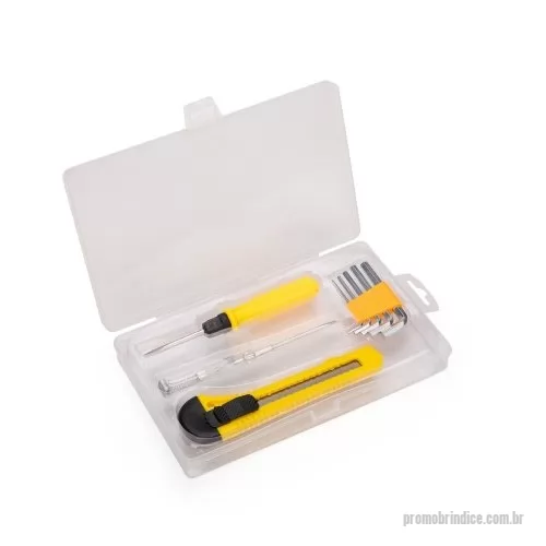 Kit ferramenta personalizado - Kit de ferramentas composto por quatro itens: chave de teste de tensão com ponta de fenda, chave com cabo plástico e pontas intercambiáveis de fenda e Phillips, estilete com lâmina de 18mm e um conjunto de cinco chaves Allen em tamanhos diferentes, entre 2 e 6mm. Acompanha estojo plástico.  Altura: 22,5 cm Largura: 12,8 cm Chave de fenda de teste (A x L): 13,6 cm x 1,4 cm Chave de fenda (A x L): 13,8 cm x 1,5 cm Estilete (A x L): 15 cm x 4,6 cm Chave Allen 6mm (A x L): 6,5 cm x 2,3 cm Chave Allen 5mm (A x L): 6,1 cm x 2,2 cm Chave Allen 4mm (A x L): 5,4 cm x 1,9 cm Chave Allen 3mm (A x L): 5,1 cm x 1,6 cm Chave Allen 2mm (A x L): 4,5 cm x 1,4 cm Estojo plástico (A x L x P): 22,5 cm x 12,8 cm x 2,8 cm