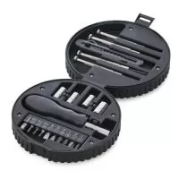 Kit ferramenta 20 peças com estojo formato pneu em plástico resistente. Pneu preto com aro prata, possui trava lateral. Contém: 2 mini chaves de fenda e 2 mini chaves phillips, estilete, 4 extensores bocais(7mm, 8mm, 9mm e 10mm), chave canhão e conjunto 10 pontas(4 chaves phillips, 2 chaves fenda, 3 chaves torx e um adaptador).