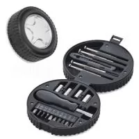 Kit ferramenta 20 peças com estojo formato pneu em plástico resistente. Pneu preto com aro prata, possui trava lateral. Contém: 2 mini chaves de fenda e 2 mini chaves phillips, estilete, 4 extensores bocais(7MM, 8MM, 9MM e 10MM), chave canhão e conjunto 10 pontas(4 chaves phillips, 2 chaves fenda, 3 chaves torx e um adaptador). Gravação da logomarca em 1 cor já incluso.