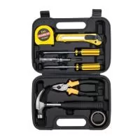 Kit ferramenta 8 peças em estojo plástico. Maleta plástica com detalhe retangular no centro frontal e verso liso, possui texturização no estojo e duas travas superiores. Acompanha: fita isolante, martelo, alicate, chave Philips, chave teste, chave de fenda, trena 2 metros e estilete.
