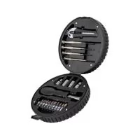 Kit ferramenta 20 peças com estojo formato pneu em plástico resistente. Pneu preto com aro prata, possui trava lateral. Contém: 2 mini chaves de fenda e 2 mini chaves phillips, estilete, 4 extensores bocais(7MM, 8MM, 9MM e 10MM), chave canhão e conjunto 10 pontas(4 chaves phillips, 2 chaves fenda, 3 chaves torx e um adaptador).