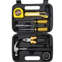 Kit ferramenta 8 peças em estojo plástico. Maleta plástica com detalhe retangular no centro frontal e verso liso, possui texturização no estojo e duas travas superiores. Acompanha: fita isolante, martelo, alicate, chave Philips, chave teste, chave de fenda, trena 2 metros e estilete.     Personalizado com etiqueta resinada
