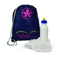 Kit composto por mochila saco em nylon, squeeze plástico 500 ml e toalha fitness. Disponível em várias cores. Gravação da logomarca em 1 cor já inclusa.  Tamanho: Mochila Saco - Aprox. 41 cm X 32 cm.