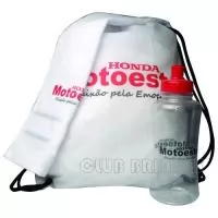 Kit composto por mochila saco em nylon, squeeze pet 550 ml e toalha fitness. Disponível em várias cores. Gravação da logomarca em 1 cor já inclusa.  Tamanho: Mochila Saco aprox. 41 cm X 32 cm.