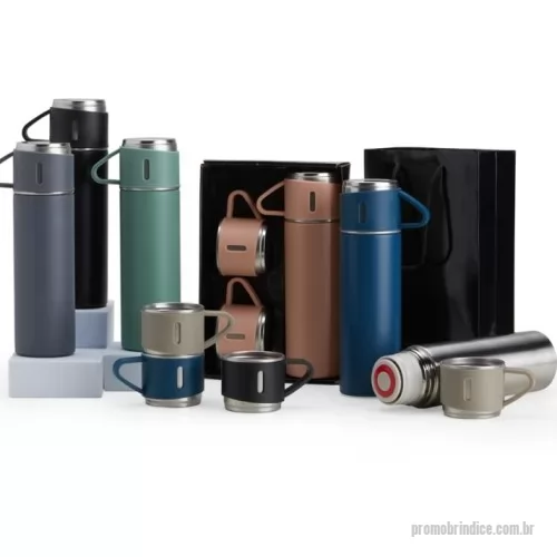 Kit Garrafa com Caneca personalizado - Kit garrafa térmica 450ml com duas tampas extras que podem ser utilizadas como xícaras. Garrafa produzida em inox com base antiderrapante e tampas de inox com revestimento plástico. Acompanha sacola de papel com berço de papelão para acomodação das peças.  Altura :  25,5 cm  Largura :  16 cm  Profundidade :  7,2 cm