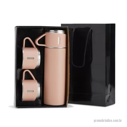 Kit Garrafa com Caneca personalizado - Kit garrafa térmica 450ml com duas tampas extras que podem ser utilizadas como xícaras. Garrafa produzida em inox com base antiderrapante e tampas de inox com revestimento plástico. Acompanha sacola de papel com berço de papelão para acomodação das peças.  Altura: 25,5 cm Largura: 16 cm Medidas aproximadas para gravação: (CxL): Embalagem 19 cm x 15,5 cm Garrafa - Medidas Totais (A x L x C): 23,3 cm x 9,8 cm x 21 cm Garrafa - Medidas para Gravações (A x L): 16,5 cm x 3 cm