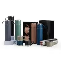 Kit garrafa térmica 450ml com duas tampas extras que podem ser utilizadas como xícaras. Garrafa produzida em inox com base antiderrapante e tampas de inox com revestimento plástico. Acompanha sacola de papel com berço de papelão para acomodação das peças.