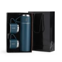 Kit garrafa térmica 450ml com duas tampas extras que podem ser utilizadas como xícaras. Garrafa produzida em inox com base antiderrapante e tampas de inox com revestimento plástico. Acompanha sacola de papel com berço de papelão para acomodação das peças.  Altura :  25,5 cm