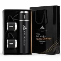 Kit garrafa térmica 450ml com duas tampas extras que podem ser utilizadas como xícaras. Garrafa produzida em inox com base antiderrapante e tampas de inox com revestimento plástico. Acompanha sacola de papel com berço de papelão para acomodação das peças.  Altura :  25,5 cm  Largura :  16 cm  Profundidade :  7,2 cm