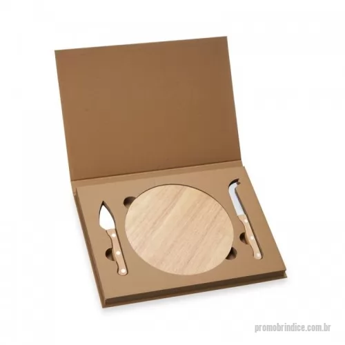 Kit gourmet personalizado - Kit queijo 3 peças em estojo kraft . Contém faca com ponta, faca reta e tábua. Acompanha embalagem de papelão.