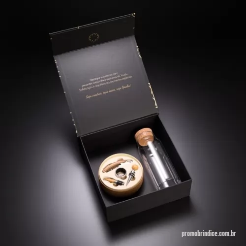 Kit gourmet personalizado - 	Kit Gourmet com saladeira em bambu (21,4x21,4x7cm), conjunto com 2 talheres para salada (30x6cm) e suporte de copos em bambu com 4 peças.