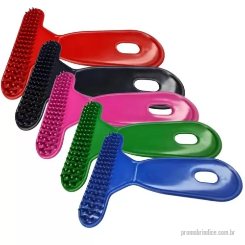 Kit higiene para pet personalizado - Escova rasqueadeira Para Pentear Cachorros e Gatos  A RASQUEADEIRA PET é ideal para escovar o pelo do bichinho sem agredir a pele, serve para todo tipo de pelagem (curta, média ou longa). Além disso, proporciona momento de intimidade entre o Pet e seu dono, já que é também uma forma de carinho para eles
