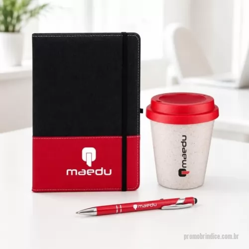 Kit Home Office personalizado - CADERNETA feita em políéstere rPEt, contém  aproximadamente 96 folhas brancas pautadas,  marcador de página em cetim, elástico para  fechamento seguro e porta-caneta lateral.  TAMANHO  21 cm X 14,2 X 1,5 cm CANETA METÁLICA Touchscreen com acabamento  brilhante e acionamento por clique e carga  esferográfica azul de 1.0mm. COPOem fibra de arroz biodegradável com  capacidade para até 350ml e tampa plástica  rosqueável.