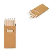 Caixa de papel kraft reciclado com 6 mini lápis de cor. Produto certificado de acordo com a portaria Inmetro nº423 de 8/out/2021. 45 x 90 x 9 mm