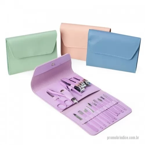 Kit manicure personalizado - Kit manicure 16 peças em estojo de couro sintético estilo envelope, contém: tesoura, alicate de cutícula, pinça, 3 cortadores de unha, lixa, 2 bisturis, raspador, empurrador de cutícula, removedor de cutícula, espátula dupla para limpeza das unhas, limpador de ouvido, palito de unha e espátula para ouvido. Personalização no estojo em Silkscreen.