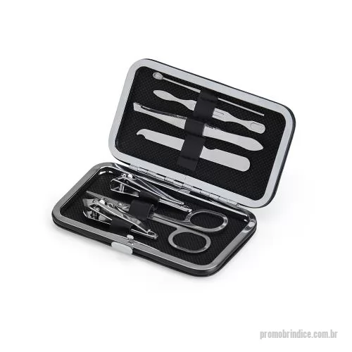 Kit manicure personalizado - Kit manicure 7 peças em estojo de couro sintético. Possui: dois cortadores de unhas, tesoura, lixa, pinça, empurrador de cutícula e espátula para ouvido. Parte interna de TNT com suporte de couro sintético para fixar as peças. Para abrir o estojo bas