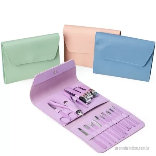 Kit manicure personalizado - Kit manicure 16 peças em estojo de couro sintético estilo envelope, contém: tesoura, alicate de cutícula, pinça, 3 cortadores de unha, lixa, 2 bisturis, raspador, empurrador de cutícula, removedor de cutícula, espátula dupla para limpeza das unhas, limpador de ouvido, palito de unha e espátula para ouvido.  Largura :  13,8 cm  Espessura :  1,6 cm  Comprimento :  10,7 cm  Medidas aproximadas para gravação (CxL):  4 cm x 10 cm  Peso aproximado (g):  185