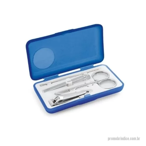 Kit manicure personalizado - Kit Manicure Personalizado. Apresentamos o nosso conjunto de 4 peças para manicure, um brinde elegante e funcional para sua empresa. Este conjunto inclui um cortador de unhas, uma tesoura, uma pinça e um empurra cutículas, todos fornecidos em um prático estojo. Com dimensões de 100 x 53 x 20 mm, é o brinde corporativo ideal, perfeito para demonstrar cuidado e atenção aos detalhes. Escolha este conjunto como seus brindes para empresa e ofereça um toque de sofisticação e praticidade aos seus clientes e colaboradores.