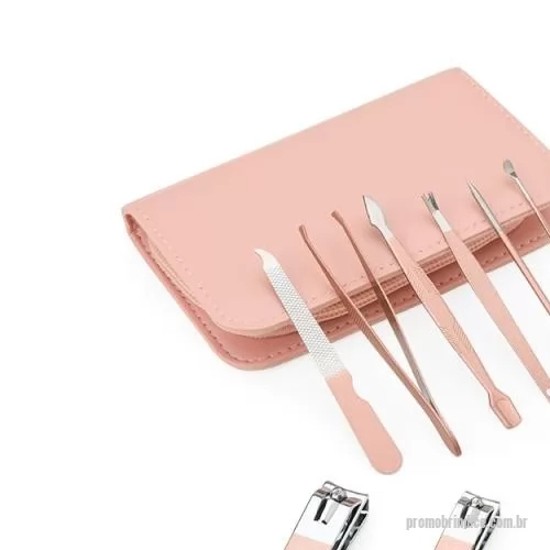 Kit manicure personalizado - Kit Manicure 10 peças em estojo de couro sintético, perfeito para embelezar e cuidar das unhas, podendo ser usado em casa ou em salões de beleza. Com três cortadores de unha, tesoura, lixa, pinça, empurrador de cutícula, removedor de cutícula, palito de unha e espátula para ouvido, este kit oferece tudo o que precisa para manter as unhas e cuidados sempre em dia.
