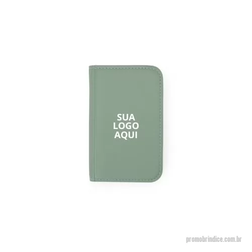 Kit manicure personalizado - Conheça o Kit Manicure Personalizado com 10 Peças: o brinde corporativo perfeito para quem valoriza cuidado e beleza! Acondicionado em um elegante estojo de couro sintético, este kit é ideal para uso em casa ou em salões de beleza. Composto por três cortadores de unha, tesoura, lixa, pinça, empurrador de cutícula, removedor de cutícula, palito de unha e espátula para ouvido, oferece tudo o que você precisa para manter as unhas impecáveis. Personalize com o logotipo da sua empresa, mensagem ou design exclusivo, criando um brinde único e memorável. Surpreenda seus clientes e colaboradores com este kit sofisticado e funcional!