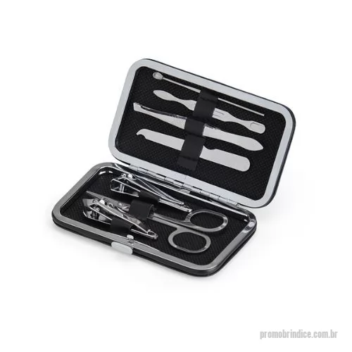 Kit manicure personalizado - Descrição: Kit manicure 7 peças em estojo de couro sintético. Possui: dois cortadores de unhas, tesoura, lixa, pinça, empurrador de cutícula e espátula para ouvido. Parte interna de TNT com suporte de couro sintético para fixar as peças. Para abrir o estojo basta apertar o botão central.  Largura :  6,7 cm  Comprimento :  10,7 cm  Espessura :  1,7 cm  Medidas aproximadas para gravação (CxL):  4,5 cm x 9,5 cm  Peso aproximado (g):  76