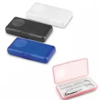 Conjunto de 4 peças para manicure: cortador de unhas, tesoura, pinça e empurra cutículas. Fornecido em estojo. 100 x 53 x 20 mm 
