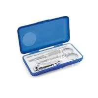 Kit Manicure Personalizado. Apresentamos o nosso conjunto de 4 peças para manicure, um brinde elegante e funcional para sua empresa. Este conjunto inclui um cortador de unhas, uma tesoura, uma pinça e um empurra cutículas, todos fornecidos em um prático estojo. Com dimensões de 100 x 53 x 20 mm, é o brinde corporativo ideal, perfeito para demonstrar cuidado e atenção aos detalhes. Escolha este conjunto como seus brindes para empresa e ofereça um toque de sofisticação e praticidade aos seus clientes e colaboradores.