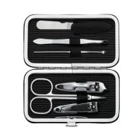 Kit manicure 6 peças em estojo de couro sintético. Possui: lixa, pinça, espátula para ouvido, cortador de cutícula, tesoura e cortador de unha. Parte interna de plástico com suporte de couro para fixar as peças. Para abrir o estojo basta apertar o botão central.