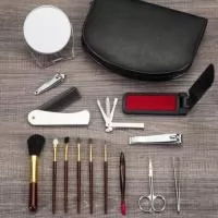 Kit Manicure 15 Peças  Descrição: Kit manicure com 15 peças, acomodado em estojo de couro sintético com fechamento em zíper. A parte interna é revestida com plástico em relevo e conta com elásticos de fixação para manter todos os itens firmes e organizados.  O kit contém:  Pente  Removedor de pelos  Espelho duplo  Empurrador de cutícula  Pinça  Cortador de unha  Tesoura  Mini kit unha 3 em 1 (empurrador de cutícula, lixa e limpador de unha)  Cortador de cutícula  6 pincéis: blush, sombra, esfumador, côncavo, batom e pente para sobrancelhas  Especificações:  Medidas para gravação (CxL): 17,5 cm × 12,5 cm  Tamanho total aproximado (CxL): 18,5 cm × 13,2 cm  Peso aproximado: 327 g