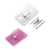 Conjunto de 4 peças para manicure em bolsa de PVC. Composto por lixa, pinça, corta unhas e empurra cutículas. Gravação da logomarca em 1 cor já inclusa.