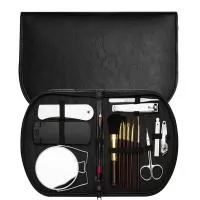 Kit Manicure 15 peças em estojo de couro sintético com zíper, parte interna revestida com plástico em relevo e elástico para fixação dos itens, acompanha pente, removedor de pelos, espelho duplo, empurrador de cutícula, pinça, cortador de unha, tesou