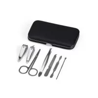 Kit manicure 7 peças em estojo de couro sintético. Possui: dois cortadores de unhas, tesoura, lixa, pinça, empurrador de cutícula e espátula para ouvido. Parte interna de TNT com suporte de couro sintético para fixar as peças. Para abrir o estojo basta apertar o botão central.  Largura :  6,7 cm  Comprimento :  10,7 cm  Espessura :  1,7 cm