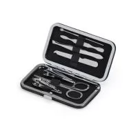 Descrição: Kit manicure 7 peças em estojo de couro sintético. Possui: dois cortadores de unhas, tesoura, lixa, pinça, empurrador de cutícula e espátula para ouvido. Parte interna de TNT com suporte de couro sintético para fixar as peças. Para abrir o estojo basta apertar o botão central.  Largura :  6,7 cm  Comprimento :  10,7 cm  Espessura :  1,7 cm  Medidas aproximadas para gravação (CxL):  4,5 cm x 9,5 cm  Peso aproximado (g):  76