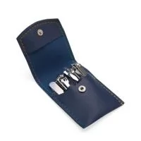 Kit manicure 7 peças em estojo de couro sintético. Contém: tesoura, 2 cortadores de unha, pinça, lixa, empurrador de cutícula e espátula para ouvido.