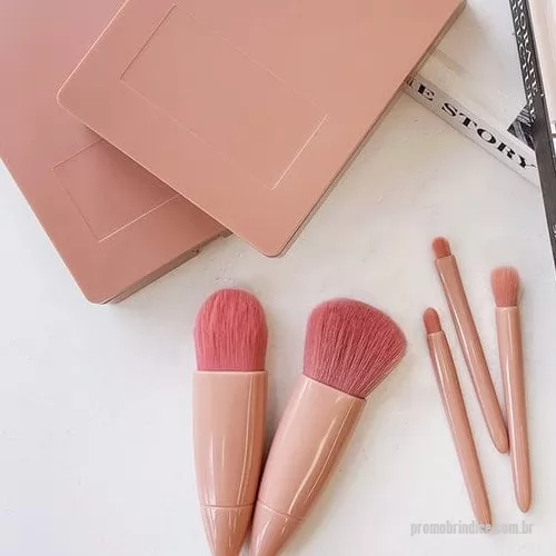 Kit maquiagem personalizado - Kit Pincel 5 Peças .Cada pincel tem uma função: o de corretivo para suavizar imperfeições, o de esfumar para um olhar natural, e o de batom para aplicação precisa. Esse kit é perfeito para deixar a beleza sempre em dia.