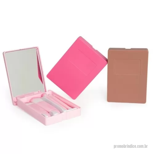 Kit maquiagem personalizado -  Tudo o que você precisa para uma maquiagem perfeita! Com estojo prático em plástico com trava, espelho e 5 pincéis, é possível se maquiar a qualquer hora e lugar. Cada pincel tem uma função: o de corretivo para suavizar imperfeições, o de esfumar para um olhar natural, e o de batom para aplicação precisa. Esse kit é perfeito para deixar a beleza sempre em dia.