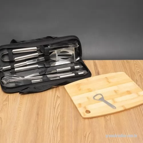 Kit masculino personalizado - Eleve o churrasco do papai a outro nível! Apresentamos o kit pai churrasqueiro, perfeito para os pais que adoram comandar a grelha e preparar refeições deliciosas. Este kit especial inclui 1 conjunto completo de utensílios para churrasco, 1 tábua de bambu resistente, ideal para preservar o fio de corte das facas, e 1 abridor de garrafas metálico para abrir as bebidas com facilidade enquanto a festa rola.