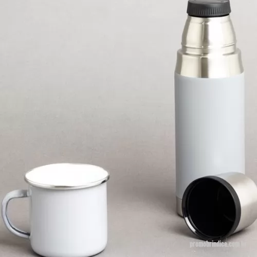 Kit masculino personalizado - Hora do papai saborear sua bebida preferida em condições ideais! Surpreenda os papais com o Kit Café, excelente para manter a temperatura das bebidas em condições perfeitas durante todo o dia. O kit inclui 1 garrafa térmica de 500ml, garantindo que a bebida se mantenha quente ou fria por horas, excepcional para o café da manhã ou o chá da tarde. Além disso, acompanha 1 estilosa caneca de inox de 370ml para desfrutar cada gole daquela bebida perfeita!