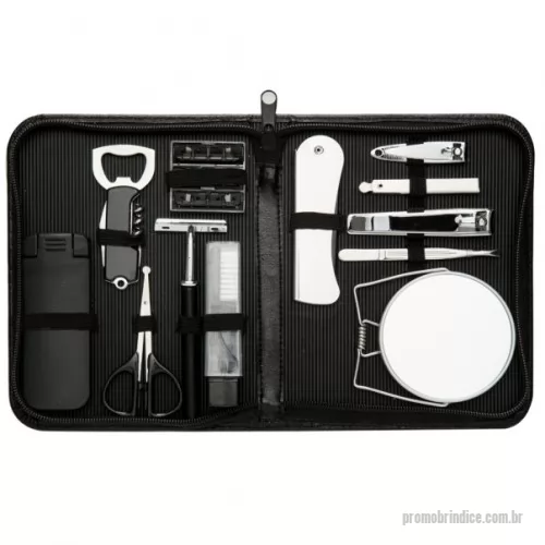 Kit masculino personalizado - Kit masculino 12 peças em estojo de couro sintético, parte interna revestida com plástico em relevo e elástico para fixação dos itens. Possui: removedor de pelos, abridor saca rolha, tesoura, aparelho de barbear, lâminas para barba(3 unidades), escova de dente, pente, cortador de cutícula, mini kit unha 3 em 1(empurrador de cutícula, lixa, limpador de unha), cortador de unha, pinça e espelho duplo com aumento.  Altura :  18,5 cm  Largura :  14,3 cm  Medidas aproximadas para gravação (CxL):  17 cm x 12,5 cm  Peso aproximado (g):  369