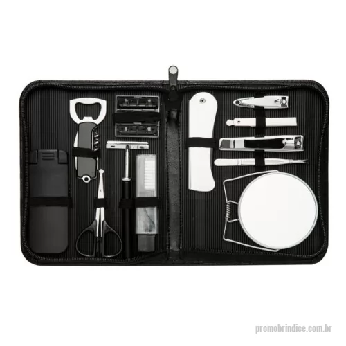 Kit masculino personalizado - Kit Masculino 12 Peças feito em estojo de sintético, parte revestida com plástico em relevo e elástico para fixação dos itens. Possui: removedor de pelos, abridor saca-rolhas, tesoura, aparelho de barbear, lâminas para barbear (3 unidades), escova de dente, pente, cortador de cutícula, mini kit unha 3 em 1 (emourrador de cutícula, lixa e limpador de unha), pinça e espelho duplo com aumento.