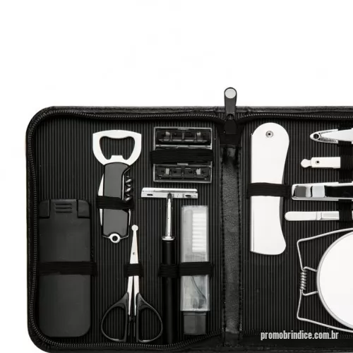 Kit masculino personalizado - Kit masculino 12 peças em estojo de couro sintético, parte interna revestida com plástico em relevo e elástico para fixação dos itens. Possui: removedor de pelos, abridor saca rolha, tesoura, aparelho de barbear, lâminas para barba(3 unidades), escova de dente, pente, cortador de cutícula, mini kit unha 3 em 1(empurrador de cutícula, lixa, limpador de unha), cortador de unha, pinça e espelho duplo com aumento.