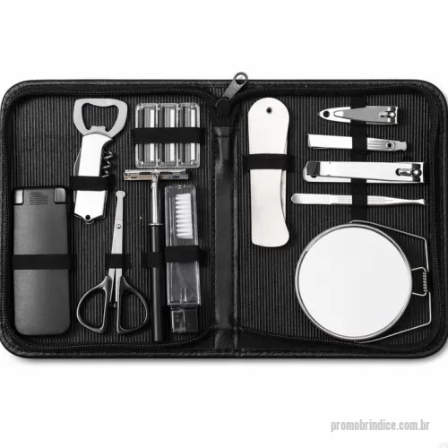 Kit masculino personalizado - Kit masculino 12 peças em estojo de couro sintético, parte interna revestida com plástico em relevo e elástico para fixação dos itens. Possui: removedor de pelos, abridor saca rolha, tesoura, aparelho de barbear, lâminas para barba (3 unidades), escova de dente, pente, cortador de cutícula, mini kit unha 3 em 1(empurrador de cutícula, lixa, limpador de unha), cortador de unha, pinça e espelho duplo com aumento com uma cor de impressão