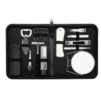 Kit masculino 12 peças em estojo de couro sintético, parte interna revestida com plástico em relevo e elástico para fixação dos itens.