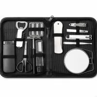 Kit masculino 12 peças em estojo de couro sintético, parte interna revestida com plástico em relevo e elástico para fixação dos itens. Possui: removedor de pelos, abridor saca rolha, tesoura, aparelho de barbear, lâminas para barba (3 unidades), escova de dente, pente, cortador de cutícula, mini kit unha 3 em 1(empurrador de cutícula, lixa, limpador de unha), cortador de unha, pinça e espelho duplo com aumento com uma cor de impressão