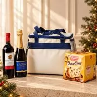 Kit cesta de Natal contendo: 1 BOLSA TERMICA 1 SALTON 1 VINHO SANTA HELENA 1 BATATA PRINGLES ORIGINAL 41 G 1 BISCOITO CHAMPANHE 150G 1 CHOCOTTONE BITES 107 G 1 PANETTONE 500 G 1 MINI PANETONNE GOTAS COM QUEIJO 80G 1 PÃO DE MEL 240G 1 COOKIES ORIGINAL 60G 1 COOKIES DE AVEIA PASSAS 40G 1 COOKIE CACAU COM AVELA 40 G 1 CHOCOBISCUIT 36G 1 WAFER DE MORANGO 30G 1 TORRADA INTEGRAL 15G 1 BOLINHO DE CEREAL CACAU 35G 1 BOLINHO DUO GOIABA 27 G 1 MAXI GOIABINHA 30G 1 MAXI CHOCOLATE 25 G
