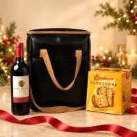 O kit contém: Bolsa térmica para vinho 32x25x16cm 1 vinho chileno Santa Helena 750ml 1 Panettone Bauducco 400g